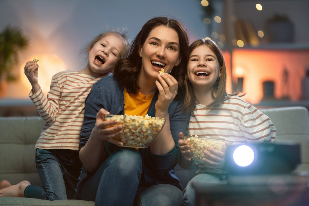 Család a nappaliban, közös filmnézés közben